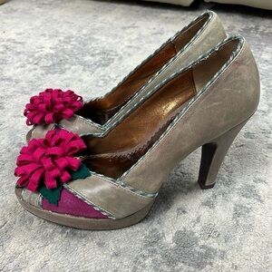 Poetic License Distressed Leather Floret Pom Pom Pumps Retro Heels Taupe Sz 7
